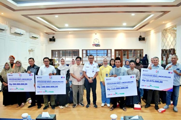 PT KAI Daop 7 Madiun Salurkan Dana TJSL Rp 445 Juta