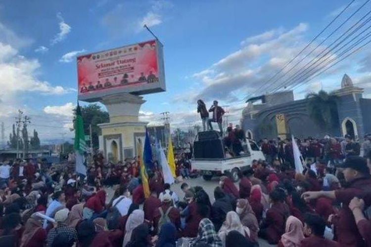 Potret saat Yunus Pasau berorasi di simpang lima Kota Gorontalo atau Perlimaan Telaga, Jumat (2/9/2022). 