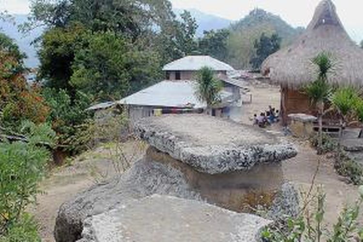 Kubur batu di Desa Nuabari, Sikka, Nusa Tenggara Timur, yang sudah ada sejak ratusan tahun silam. Warga biasa dikuburkan dengan batu yang bentuknya tak beraturan, sementara kaum terpandang harus menggunakan batu mirip perahu atau kubur asli.