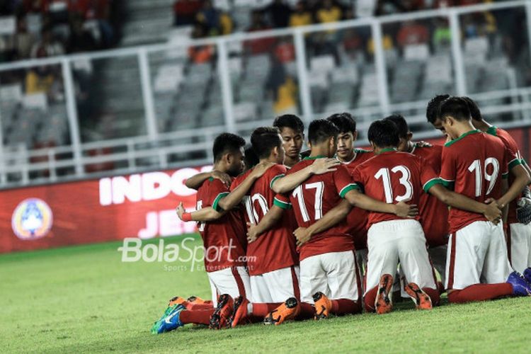 Para pemain timnas u-19 Indonesia berkumpul di dalam lapangan jelang laga kontra timnas u-19 Jepang di Stadion Utama GBK, MInggu (25/3/2018).