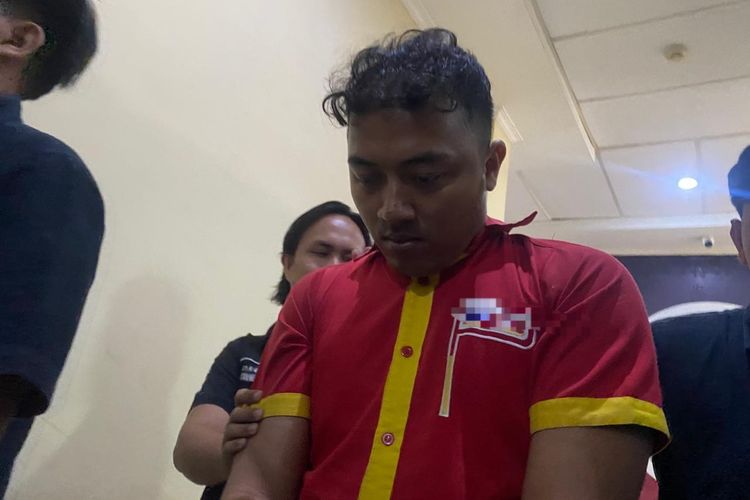 Heryanto (27), tersangka pembunuhan dan pemerkosaan DO (21), pegawai minimarket, saat digiring di Mapolres Karawang, Kamis (9/10/2025).