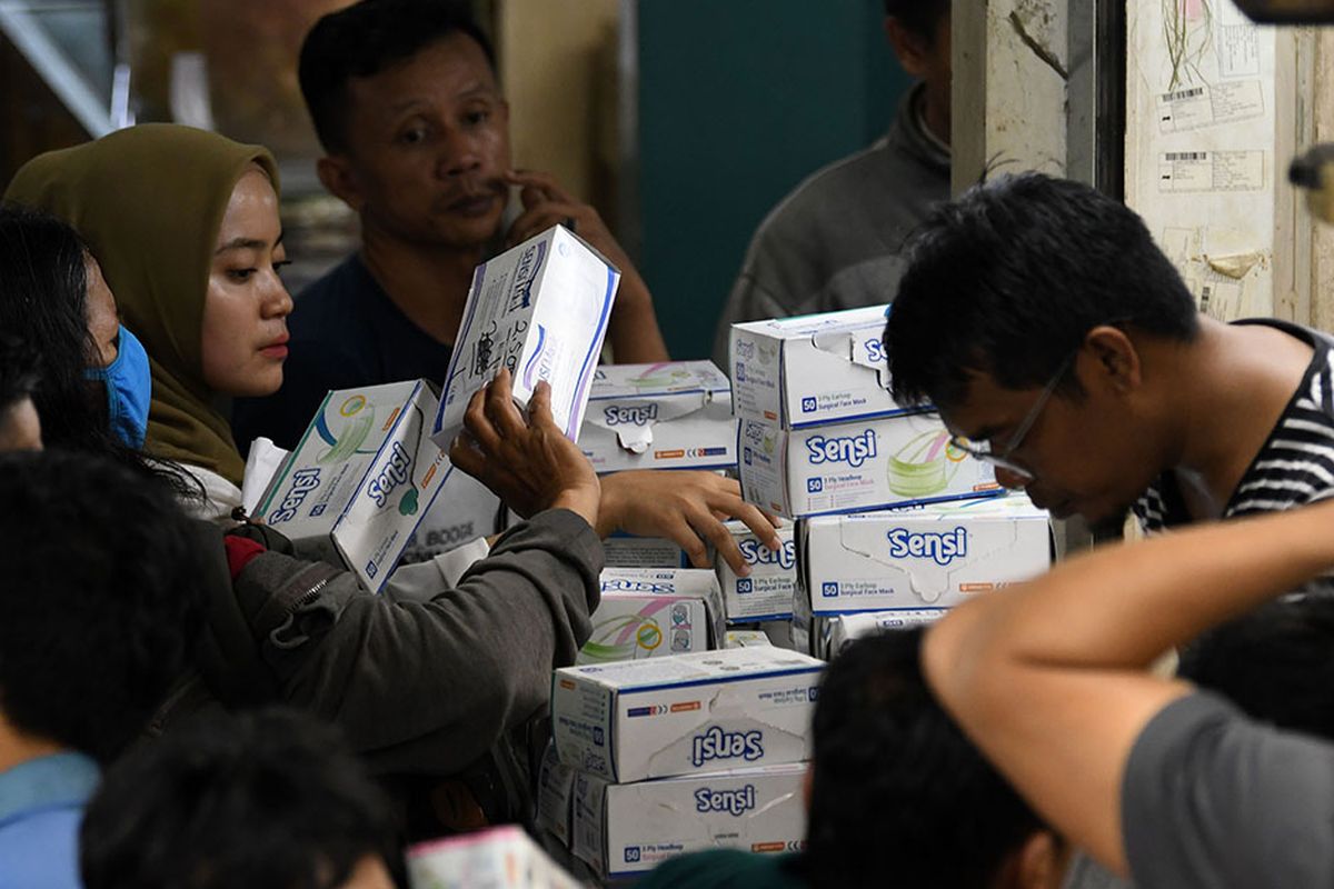 Sejumlah pembeli memilih masker di Pasar Pramuka, Jakarta, Senin (2/3/2020). Harga masker dan cairan pembersih tangan (hand sanitizer) di sentra alat kesehatan tersebut mengalami lonjakan dari 600 persen hingga 1.400 persen akibat permintaan konsumen yang meningkat drastis setelah Presiden Joko Widodo mengumumkan dua warga Kota Depok positif terinfeksi virus corona.