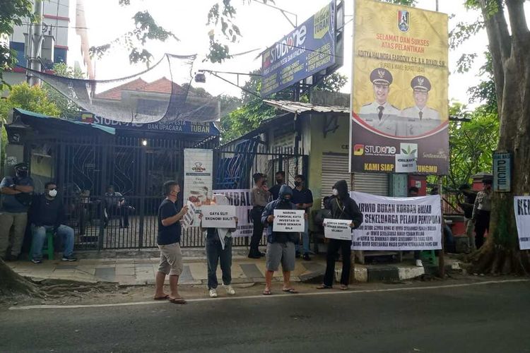Puluhan korban investasi bodong dari luar daerah berunjukrasa mendatangi rumah tersangka IR di Jalan Basuki Rahmat, Kelurahan Sendangharjo, Tuban.