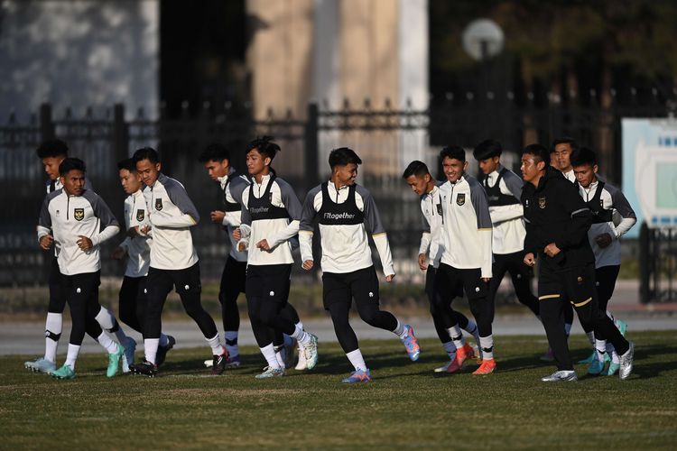 Sejumlah pemain Timnas U20 Indonesia melakukan pemanasan saat sesi latihan resmi jelang Piala Asia U20 di Tashkent State Transport University, Uzbekistan, Selasa (28/2/2023). Timnas U20 Indonesia yang berada di Grup A akan menjalani pertandingan perdananya melawan Timnas Irak pada Rabu 1 Maret 2023 di Stadion Lokomotiv, Tashkent, Uzbekistan. Terkini, Indonesia akan menghadapi Uzbekistan pada matchday terakhir Grup A, Selasa (7/3/2023).