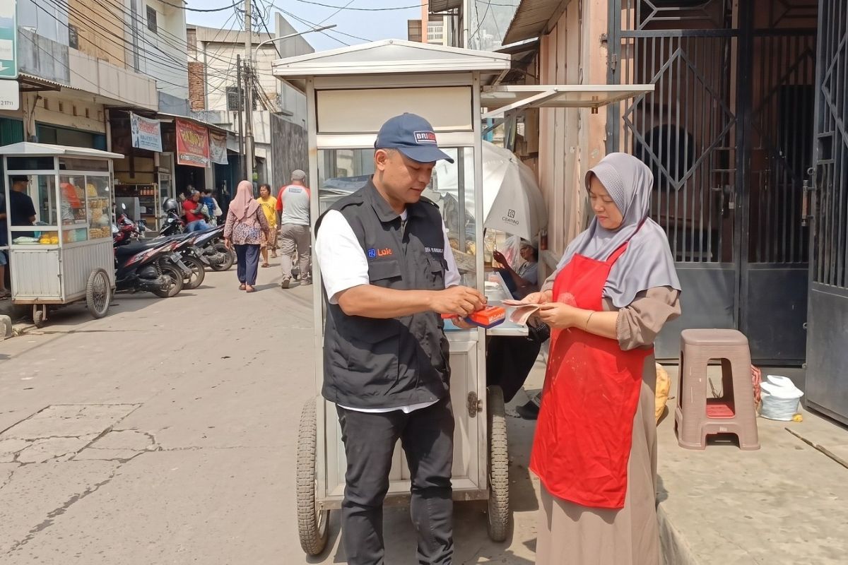 Narsun memanfaatkan jejaring masyarakat dan layanan BRILink untuk memperluas akses keuangan sekaligus mengenalkan pentingnya perlindungan jaminan sosial bagi pekerja informal.