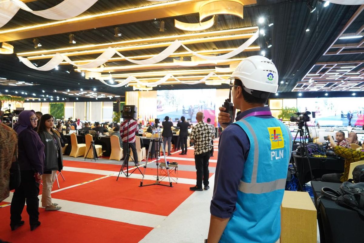 Petugas PLN bersiaga selama pelaksanaan KTT ASEAN di Jakarta, selama 5-7 September 2023.
