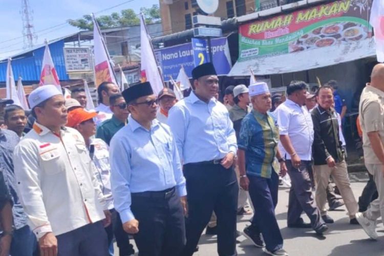 Pasangan bakal calon wali kota dan wakil wali kota Pilkada Kota Padangsidimpuan 2024, Letnan Dalimunthe dan Harry Pahlevi Harahap berjalan kaki dan diarak massa dari partai-partai pengusung dan masyarakat, menuju Kantor KPU Kota Padangsidimpuan, Rabu (28/8/2024).
