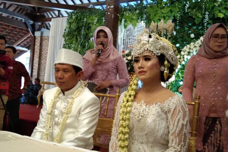 Pelawak Ginanjar menjalani prosesi akad nikah bersama istrinya Tiara Amalia di Griya Agung Salasar, Jalan Kalimulya, Depok, Jawa Barat, Minggu (29/12/2019).