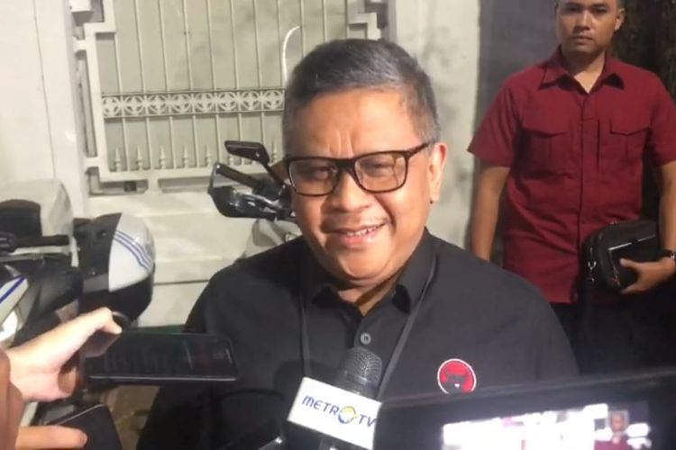 Sekretaris Jenderal PDI-P Hasto Kristiyanto ditemui di depan kediaman Ketum PDI-P Megawati Soekarnoputri, Jalan Teuku Umar, Jakarta, Selasa (17/10/2023) malam.