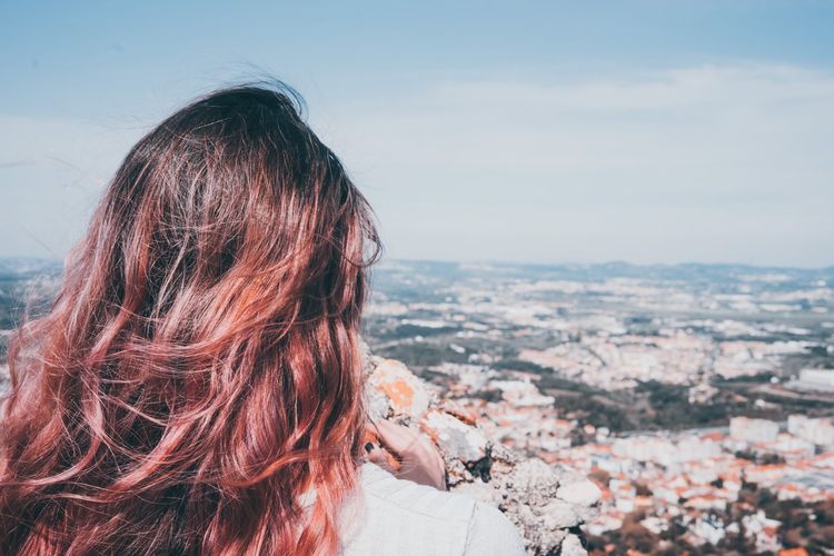 Jika mencari warna rambut untuk kulit sawo matang dan mata cokelat, warna rambut burgundy bisa menjadi pilihan.