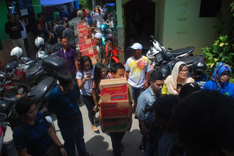 Sejumlah bantuan terus berdatangan ke tempat pengungsian sementara korban kebakaran di Kampung Gedong, RT 005/RW 001, Kelurahan Gudang, Kecamatan Bogor Tengah, Kota Bogor, Selasa (26/12/2017).