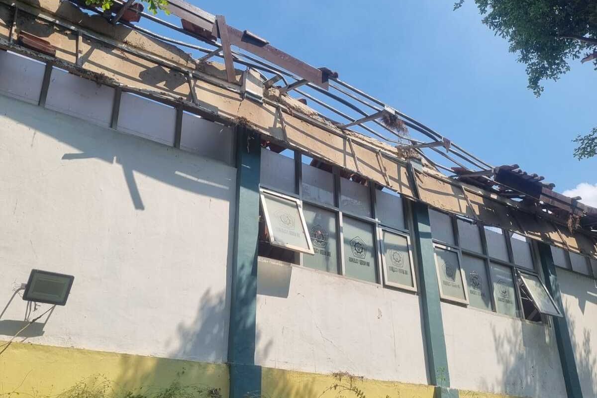 Kondisi sekolah SMKN 1 yang atapnya ambruk di Cileungsi, Kabupaten Bogor, Jawa Barat, Rabu (10/9/2025).