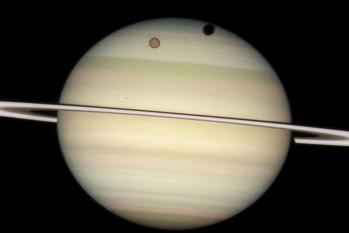 Ilustrasi Titan bulan Saturnus saat mengorbit di planet bercincin. Bulan terbesar di tata surya, setelah Ganymede bulan Jupiter.