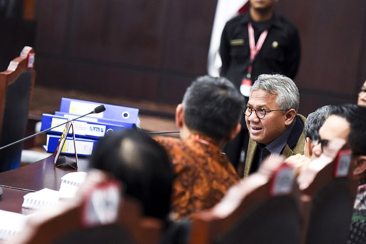 Ketua KPU Arief Budiman (tengah) mengikuti sidang lanjutan Perselisihan Hasil Pemilihan Umum (PHPU) presiden dan wakil presiden di gedung Mahkamah Konstitusi, Jakarta, Kamis (20/6/2019). Sidang tersebut beragendakan mendengarkan keterangan saksi dan ahli dari termohon atau dari pihak KPU.