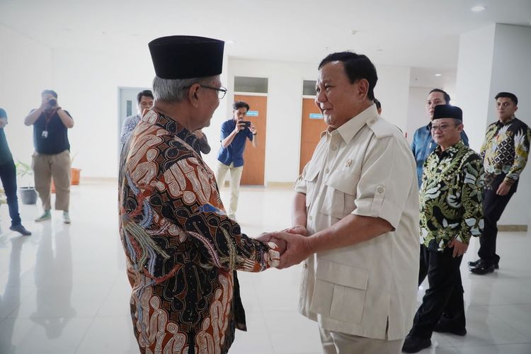 Menteri Pertahanan (Menhan) Prabowo Subianto membahas pengembangan rudal anti-pesawat terbang saat berkunjung ke Universitas Ahmad Dahlan (UAD), Daerah Istimewa Yogyakarta (DIY), pada Jumat (14/7/2023).