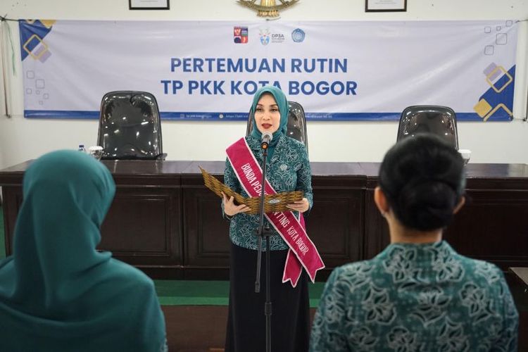 Ketua Tim Penggerak Pemberdayaan dan Kesejahteraan Keluarga (TP PKK) Kota Bogor saat melantik dan mengukuhkan Bunda Peduli Stunting Kecamatan se-Kota Bogor yang berlangsung di Aula Kantor TP PKK Kota Bogor, Jalan Semboja, Kota Bogor, Selasa (7/10/2025).