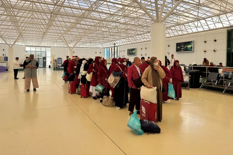 Sebanyak 2.735 jemaah umrah Indonesia dipantau saat proses kepulangan melalui Bandara Jeddah, Arab Saudi, Rabu (5/3/2026).