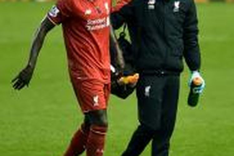 Mamadou Sakho mengalami cedera saat Liverpool kalah dari Crystal Palace, Minggu (8/11/2015). 