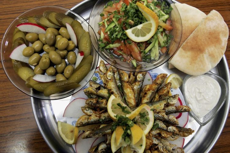 Sayuran segar, zaitun, dan ikan adalah bagian dari diet Mediterania yang dapat membantu orang tetap kuat sampai tua.