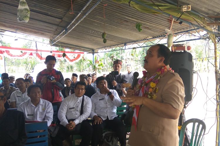 Bupati Pangandaran, Jeje Wiradinata saat menghadiri kegiatan Ngabukutaun di Desa Cikalong, Kecamatan Sidamulih, Kabupaten Pangandaran, Rabu (4/9/2019).