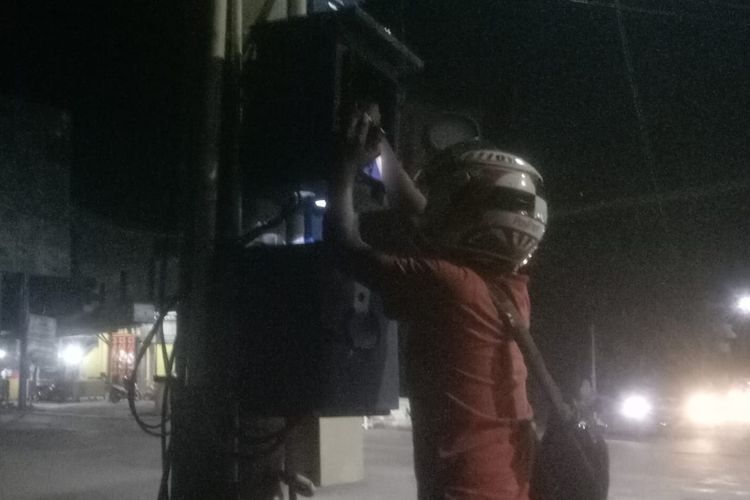 Petugas PJU DPUPR Kota Tegal mengatur ulang waktu penyalaan lampu PJU di Jalan nasional di Kota Bahari, Rabu (8/12/2021) malam. (Istimewa).