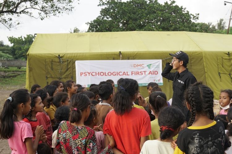 Tim Disaster Management Center (DMC), Corps Dai Dompet Dhuafa (Cordofa) dan Dompet Dhuafa Nusa Tenggara Timur (NTT) memberikan layanan psychological first aid (PFA) kepada para penyintas erupsi Gunung Lewotobi Laki-laki, Flores Timur, NTT. 