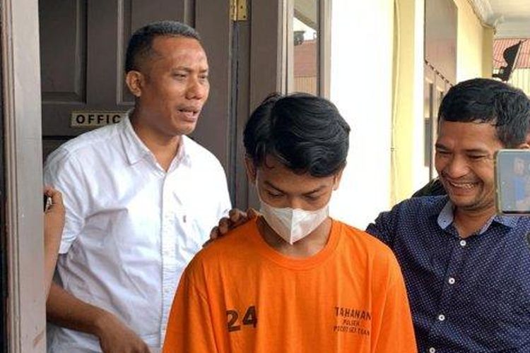 Nur Akmal alias Akmal, pelaku pencurian rokok dan membakar enak unit ruko di Jalan Medan - Batang Kuis, Desa Bandar Klippah, Kecamatan Percut Seituan Deliserdang, Kamis (18/4/2024). 