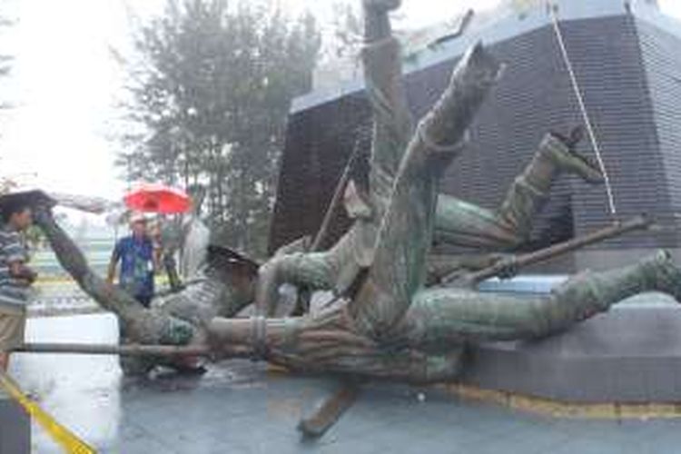 Warga dokumentasikan ambruknya patung tiga pejuang di taman Monumen Perjuangan Rakyat Balikpapan.