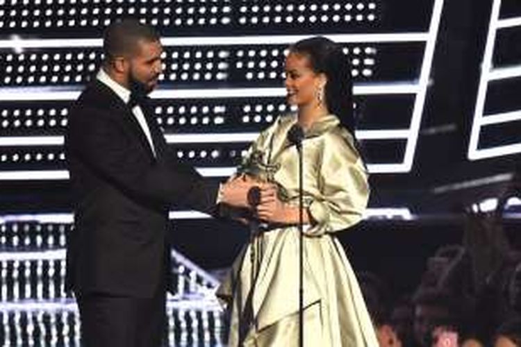 Drake menyerahkan penghargaan The Video Vanguard Award kepada Rihanna pada MTV Video Music Awards di Madison Square Garden, New York, Minggu (28/8/2016).
