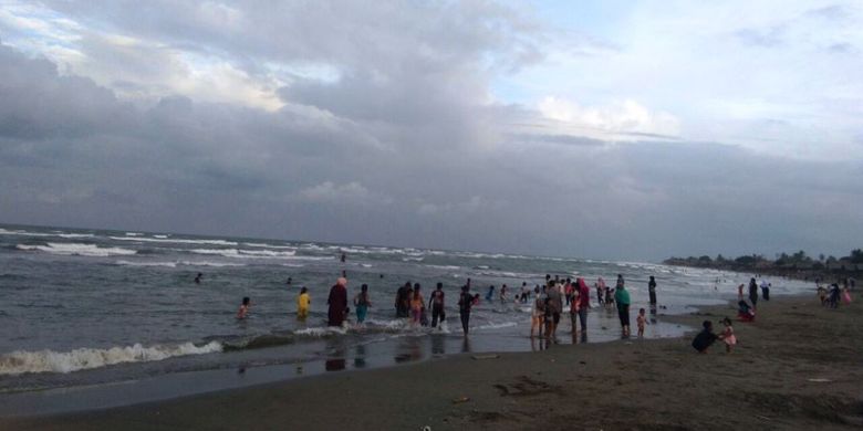 Pengunjung memadati kawasan wisata di  Pantai Ulee Jalan, Kecamatan Banda Sakti, Kota Lhokseumawe, Aceh, Minggu (1/1/2018).