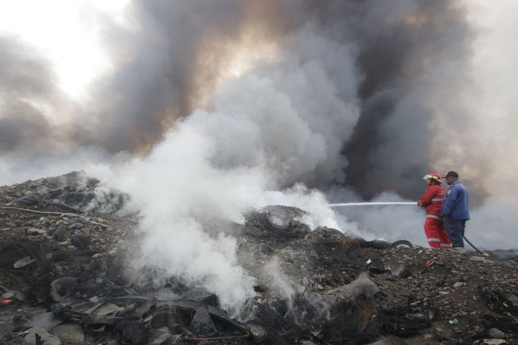Lebih dari 15 Jam, Kebakaran Gudang Ban Bekas di Mojokerto Belum Padam, Diperkirakan Butuh 2 Hari