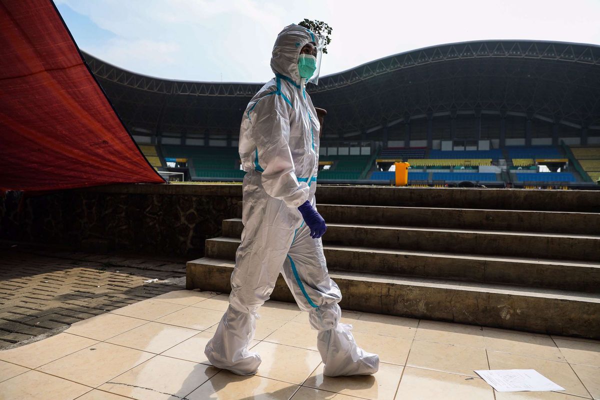 Tenaga kesehatan menggunakan alat pelindung diri (APD) melintas di Stadion Patriot Chandrabhaga, Bekasi, Jawa Barat, Kamis (10/9/2020). Sebanyak 55 tempat tidur telah disiapkan pihak Pemerintah Kota Bekasi di stadion tersebut sebagai tempat untuk isolasi mandiri pasien Covid-19.