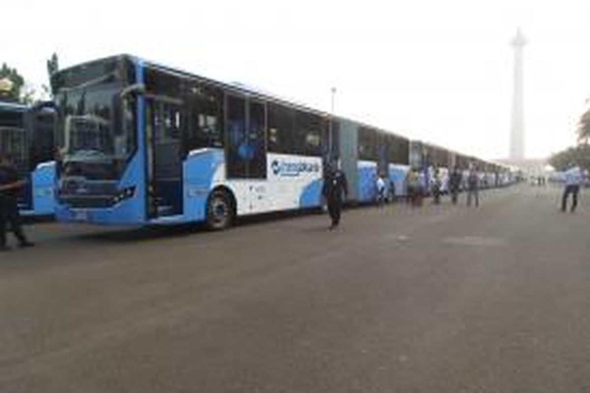 20 unit bus transjakarta gandeng merek Scania yang siap dilaunching di Lapangan Monas, Senin (22/6/2015)