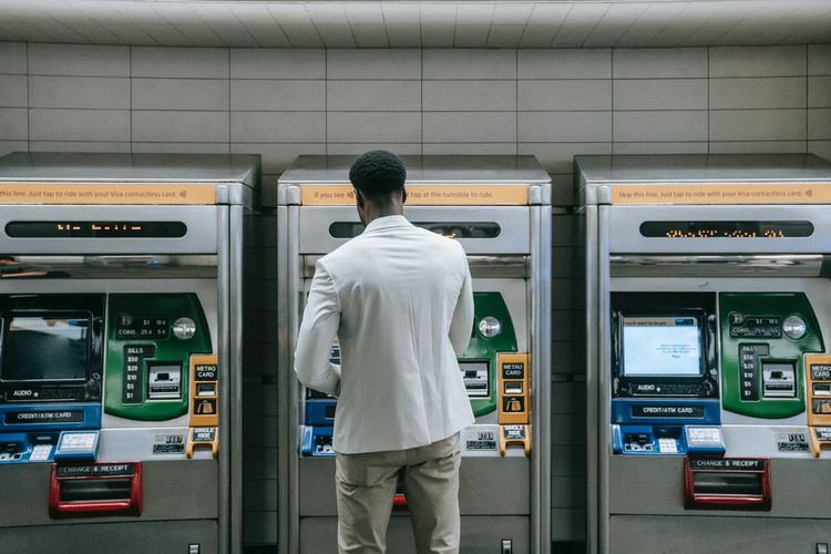 ilustrasi mesin ATM. Ada pria di Australia yang secara tidak sengaja menemukan kelemahan sistem yang membuatnya bisa menarik uang hingga 1,6 juta dollar AS atau sekitar Rp25 miliar dari mesin ATM tanpa diketahui bank.
