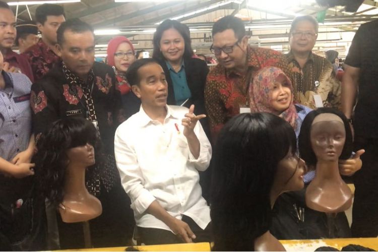 Presiden Joko Widodo saat berkunjung ke PT Boyang Industrial di sela kunjungan kerjanya di Kabupaten Purbalingga, Jawa Tengah, Senin (23/4/2018). 