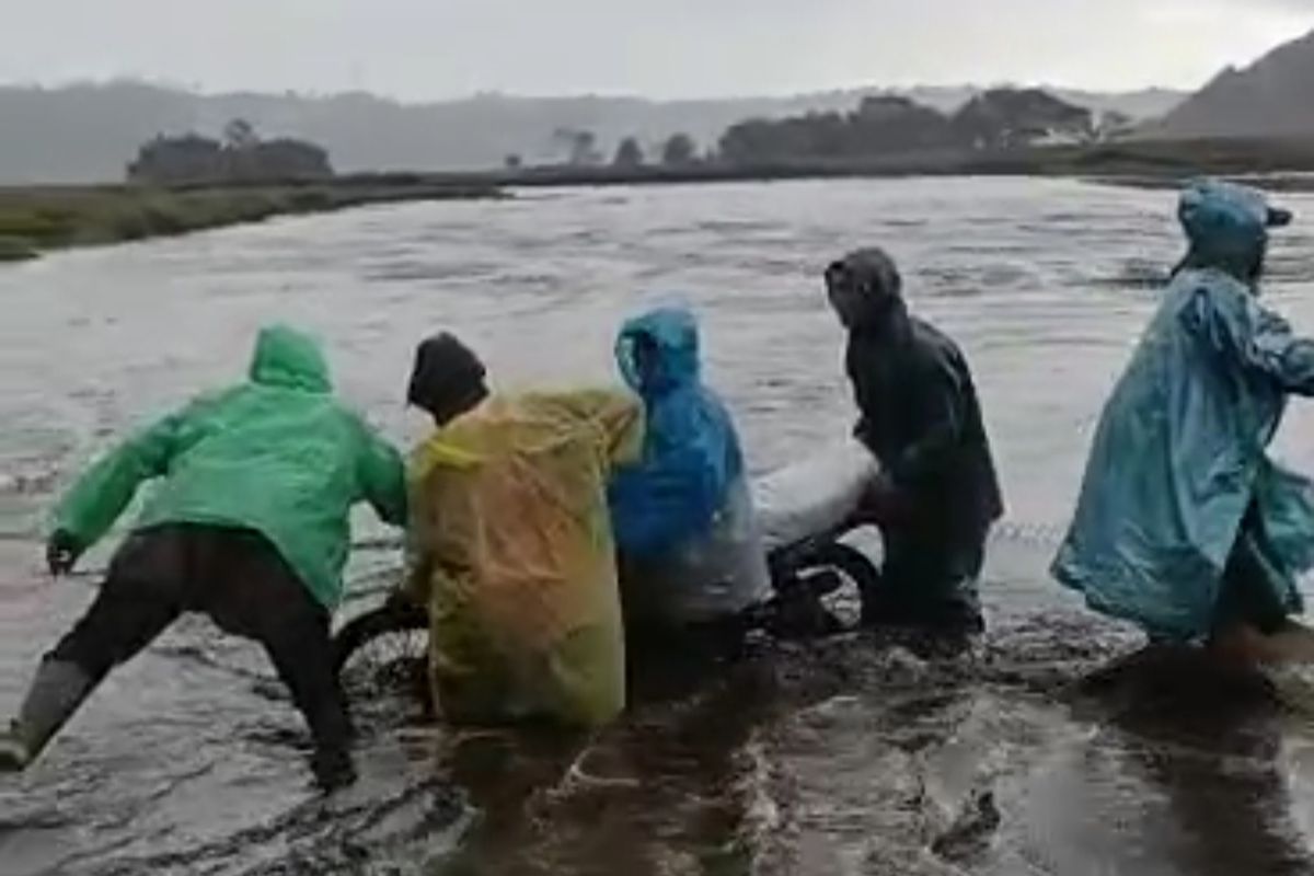 Tangkapan layar pemotor terjebak banjir di Bromo setelah terjadi hujan deras.  terjadi hujan deras