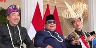 Senyum Lebar Prabowo Kala Duduk Diapit Jokowi dan Gibran di Istana