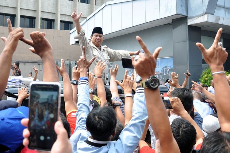 Calon Presiden nomor urut 02 Prabowo Subianto menyapa warga saat menghadiri silaturahim akbar dengan masyarakat Sumut di Medan, Sumatera Utara, Sabtu (23/2/2019). Kunjungan Prabowo tersebut untuk memohon dukungan kepada masyarakat Sumut pada Pilpres 2019. ANTARA FOTO/Septianda Perdana/wsj.