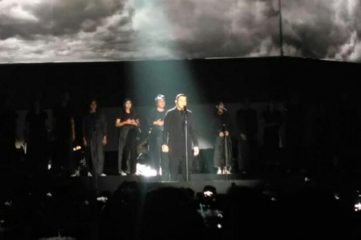 Penyanyi solo Tulus dalam Konser Monokrom di Istora, Senayan, Jakarta Selatan, Rabu (6/2/2019).