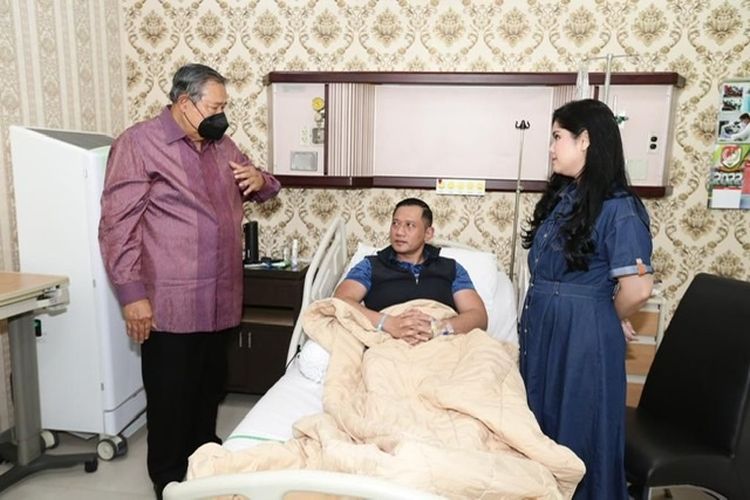Ketua Umum Partai Demokrat Agus Harimurti Yudhoyono (AHY) dan ayahnya Susilo Bambang Yudhoyono serta sang istri Annisa Pohan. AHY menjalani perawatan di RSPAD Gatot Subroto Jakarta karena penyakit demam berdarah. 