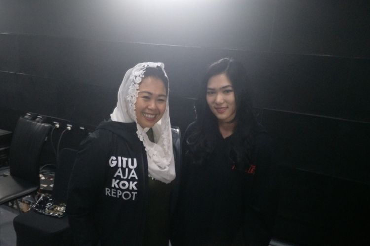 Yenny Wahid (kiri) berpose bersama Isyana Sarasvati (kanan) sebagai sesama bintang tamu dalam konser KLa Project di sela latihan di Studio 2 KompasTV, Jalan Palmerah Selatan, Jakarta, Selasa (27/11/2018) malam.