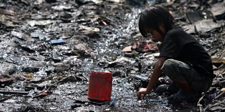 Anak kecil bermain di tempat pembuangan akhir (TPA) Bantar Gebang, Bekasi, Jawa Barat, Selasa (19/10/2010). Tumpukan sampah yang masuk TPA termasuk sampah dari DKI Jakarta sebanyak 6.000 ton per hari