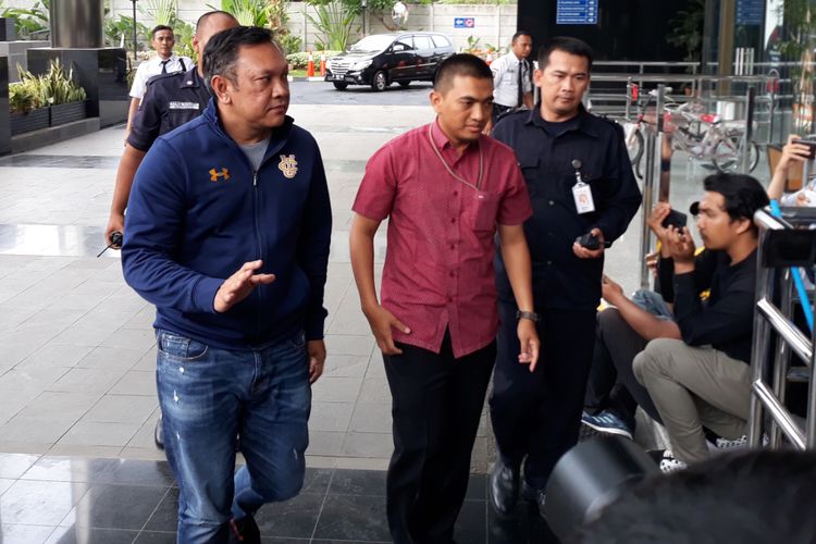 Bupati Pakpak Bharat Remigo Yolando Berutu (kiri) didampingi penyidik tiba di Gedung KPK Jakarta, Minggu (18/11/2018).