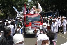 FPI Unjuk Rasa di Depan Gedung DPRD, Jalan Kebon Sirih Macet Parah