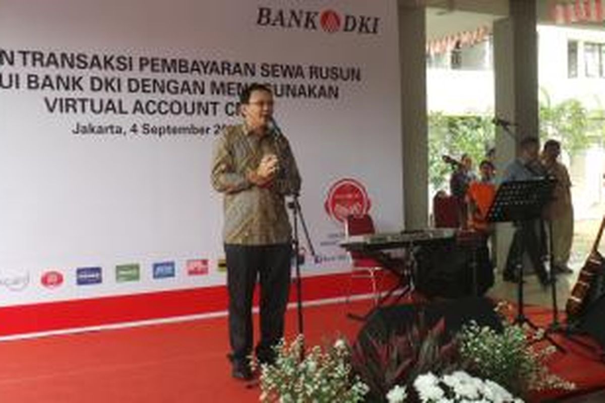 Wakil Gubernur DKI Jakarta Basuki Tjahaja Purnama saat meresmikan kartu virtual account kepada penghuni Rusunawa Marunda, Jakarta Utara, Kamis (4/9/2014).