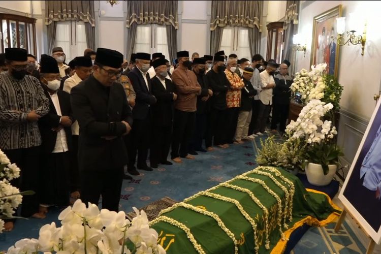 Gubernur Jawa Barat Ridwan Kamil saat memimpin prosesi shalat jenazah putra sulungnya Emmeril Kahn Mumtadz di Gedung Pakuan, Kota Bandung, Minggu (12/6/2022).