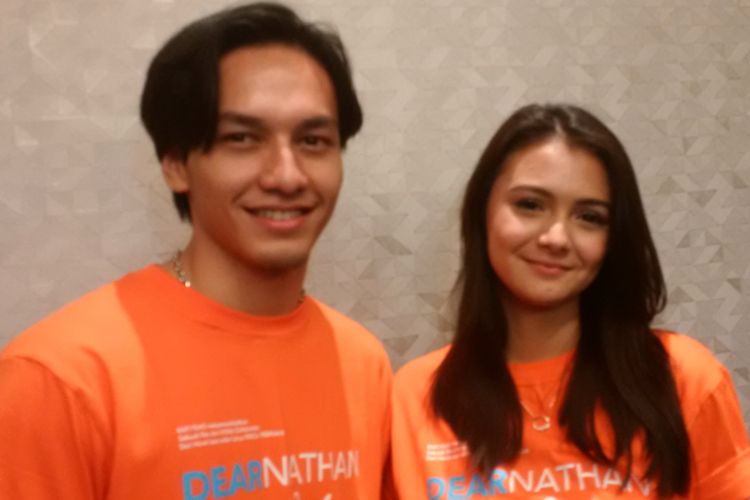 Jefri Nichol dan Amanda Rawles menghadiri perilisan poster dan trailer film Dear Nathan Hello Salma di kantor Rapi Films, Cikini, Jakarta Pusat, Jumat (5/10/2018).