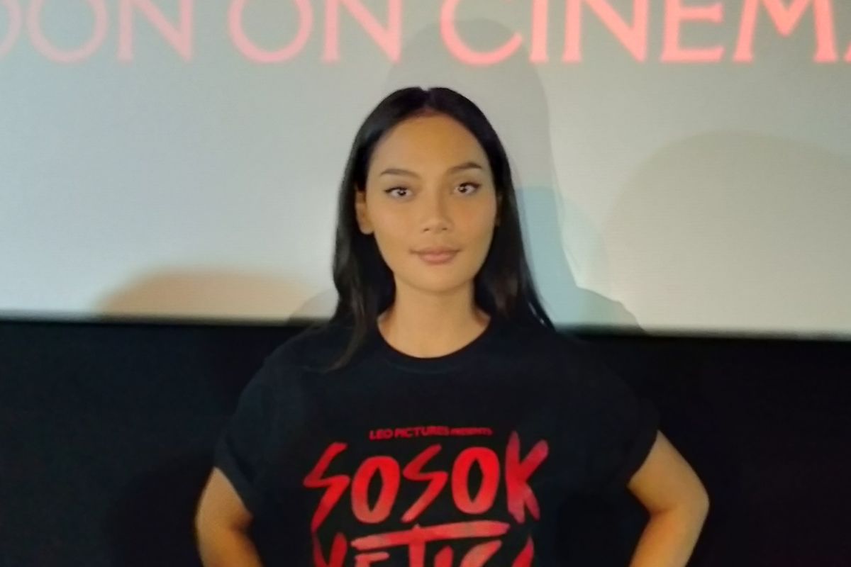 Aktris Erika Carlina usai jumpa pers perilisan poster dan trailer film horor Sosok Ketiga, di kawasan Thamrin, Jakarta Pusat, Kamis (13/4/2023).