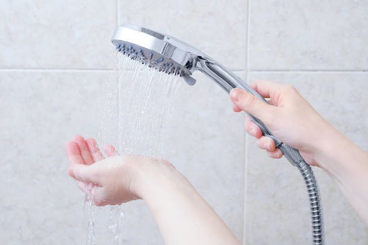 Ilustrasi manfaat mandi malam menggunakan air dingin atau hangat.