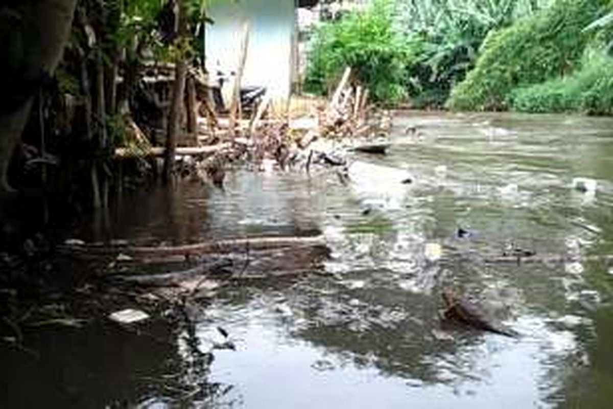 Kondisi Kali Krukut di Cipete Utara, Kebayoran Baru, Jakarta Selatan, dipenuhi sampah yang terbawa aliran air, Senin (8/11/2016).